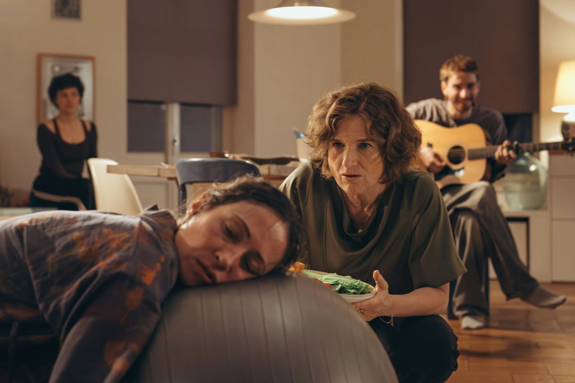 Solch eine chaotische Hausgeburt hat selbst die erfahrene Hebamme Anna noch nicht erlebt. Ihre Klientin Raquel (Aenne Schwarz, vorne links) bekommt ihr Baby im Beisein ihres Bruders Leandro (James Newton) und ihrer schrägen Mutter Marcela (Victoria Trauttmansdorff, rechts). Hebammenstudentin Greta (Lydia Amasko, hinten links) ist zu Annas Unterstützung ebenfalls vor Ort. (Bild: ZDF/Andrea Hansen)