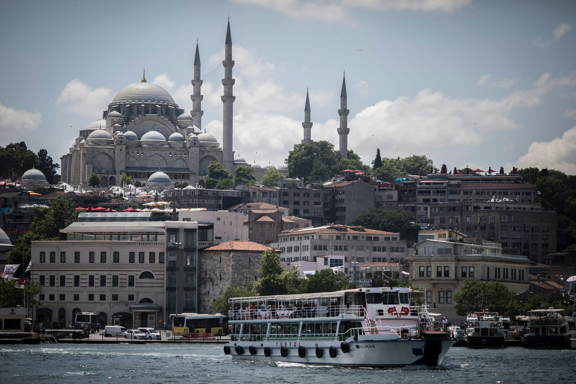 Fähre verkehrt vor der Süleymaniye-Moschee in Istanbul
