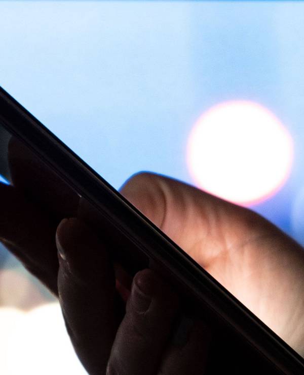 Frau hält ein Smartphone in der hand