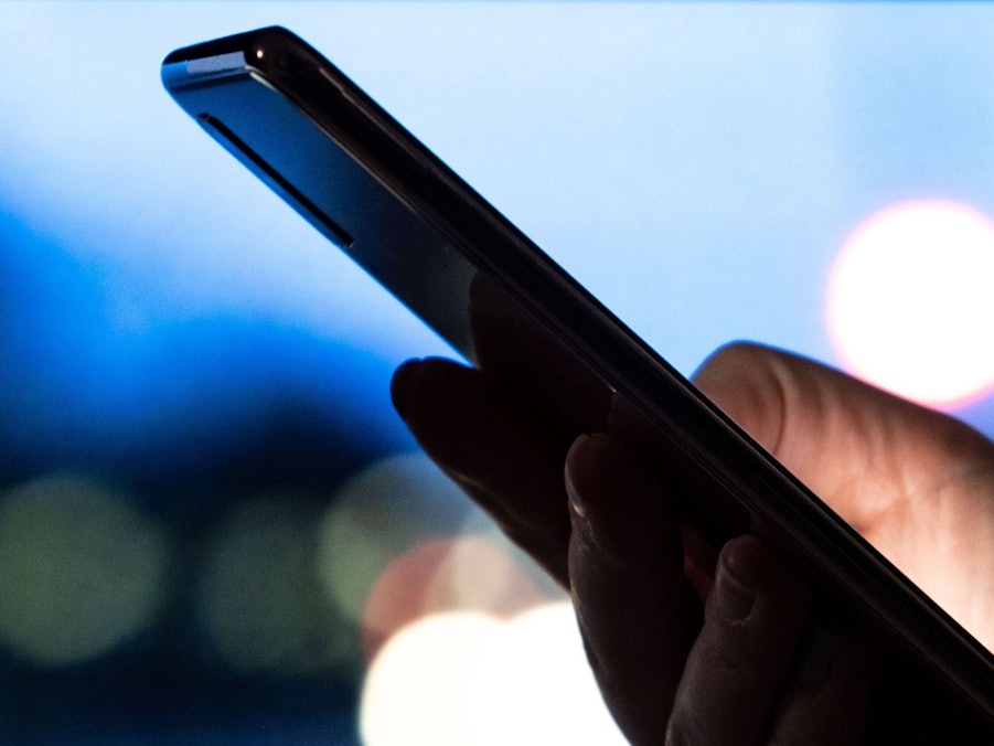 Frau hält ein Smartphone in der hand