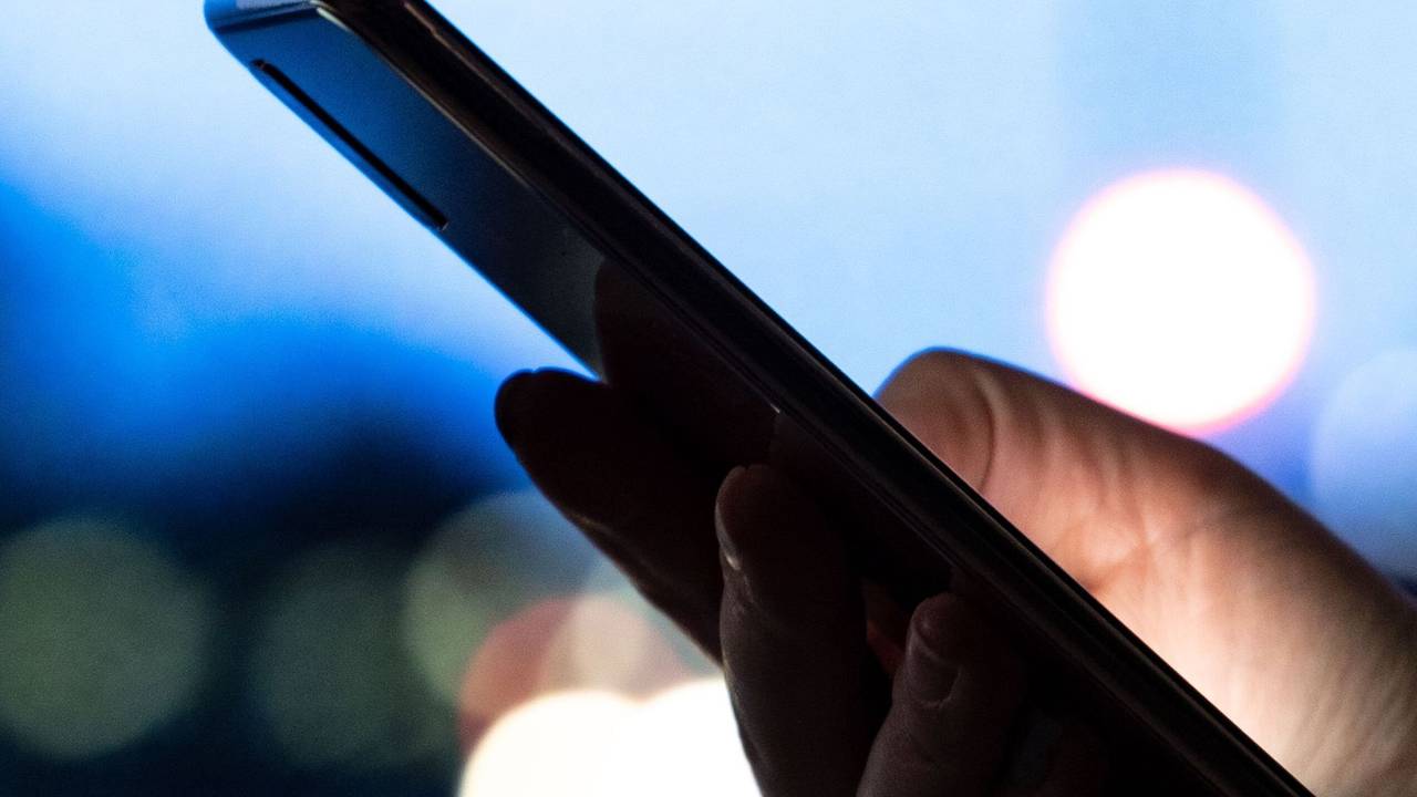 Frau hält ein Smartphone in der hand