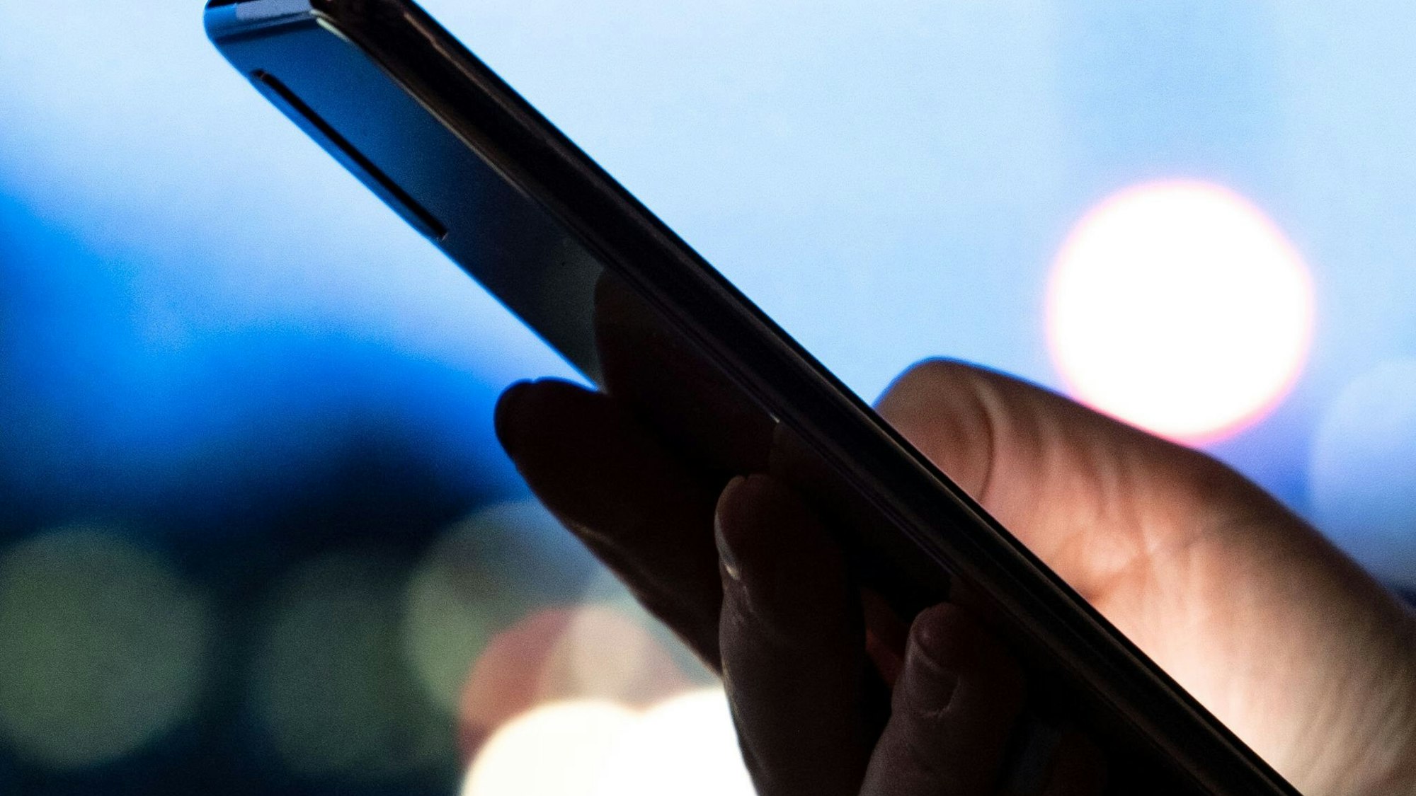 Frau hält ein Smartphone in der hand
