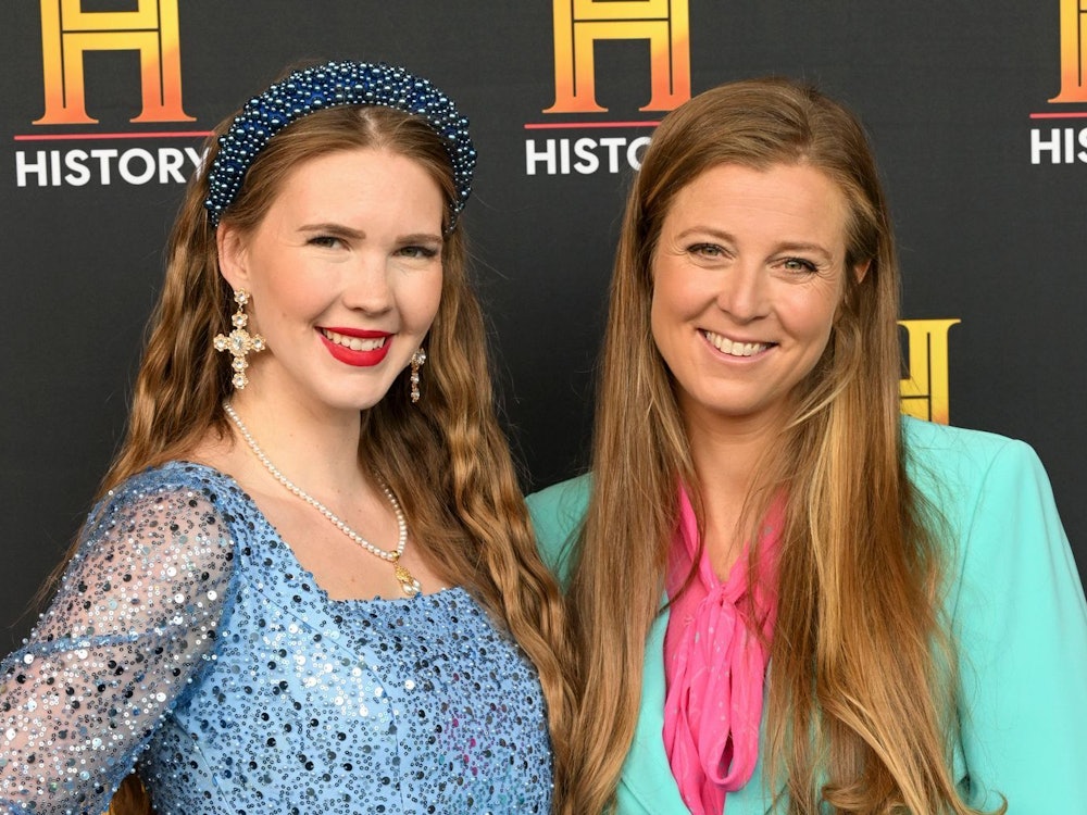 Melina Hoischen alias „Miss History“ (links) ist gemeinsam mit Sportjournalist Marcel Reif Schirmherrin des History-Awards. Nina Eichinger (rechts) moderierte die Veranstaltung. (Bild: 2026 Getty Images/Hannes Magerstaedt)