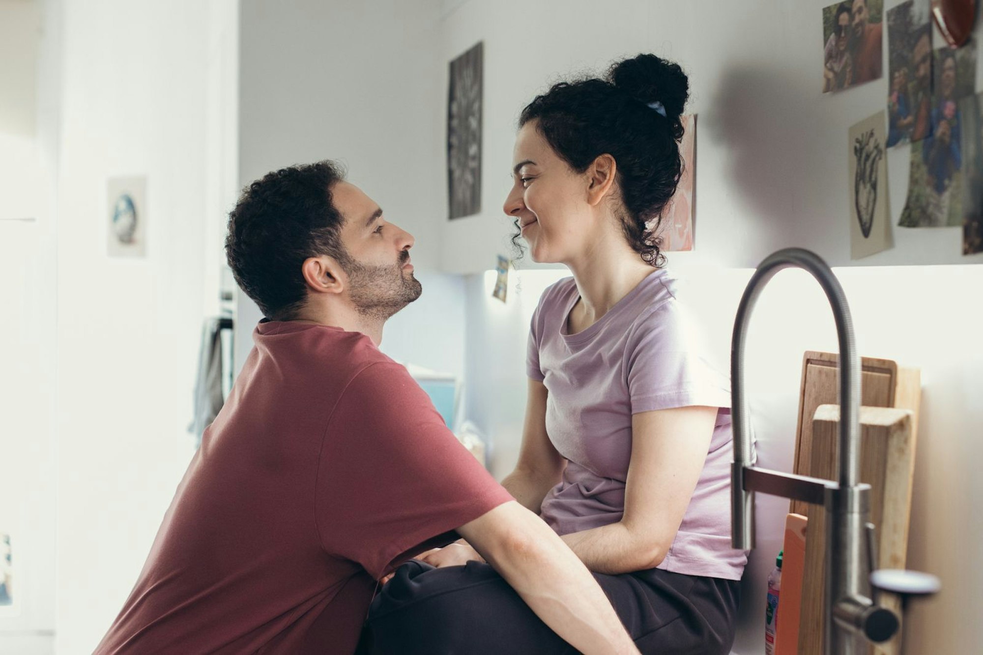 In der Beziehung von Hebamame Nalan (Mariam Hage) und ihrem Freund David (Hassan Akkouch) kriselt es, seit Nalan ihr Baby verloren hat. Werden sie es noch einmal versuchen, ihren Traum vom eigenen Kind zu verwirklichen? Sie denken über eine künstliche Befruchtung nach, die jedoch nicht nur anstrengend für die Frau ist, sondern auch ziemlich teuer, vor allem für unverheiratete Paare. (Bild: ZDF/Andrea Hansen)