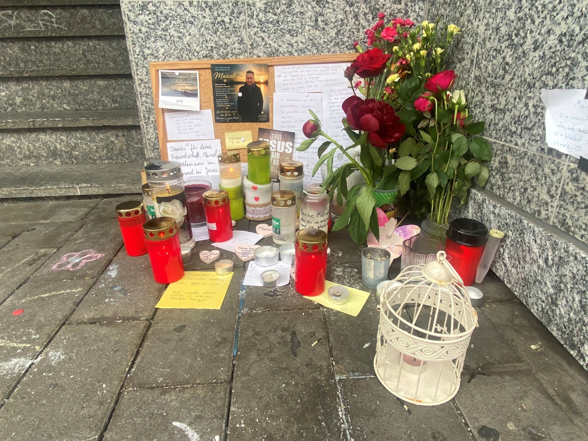 Blumen und Kerzen und Beileidsbekundungen