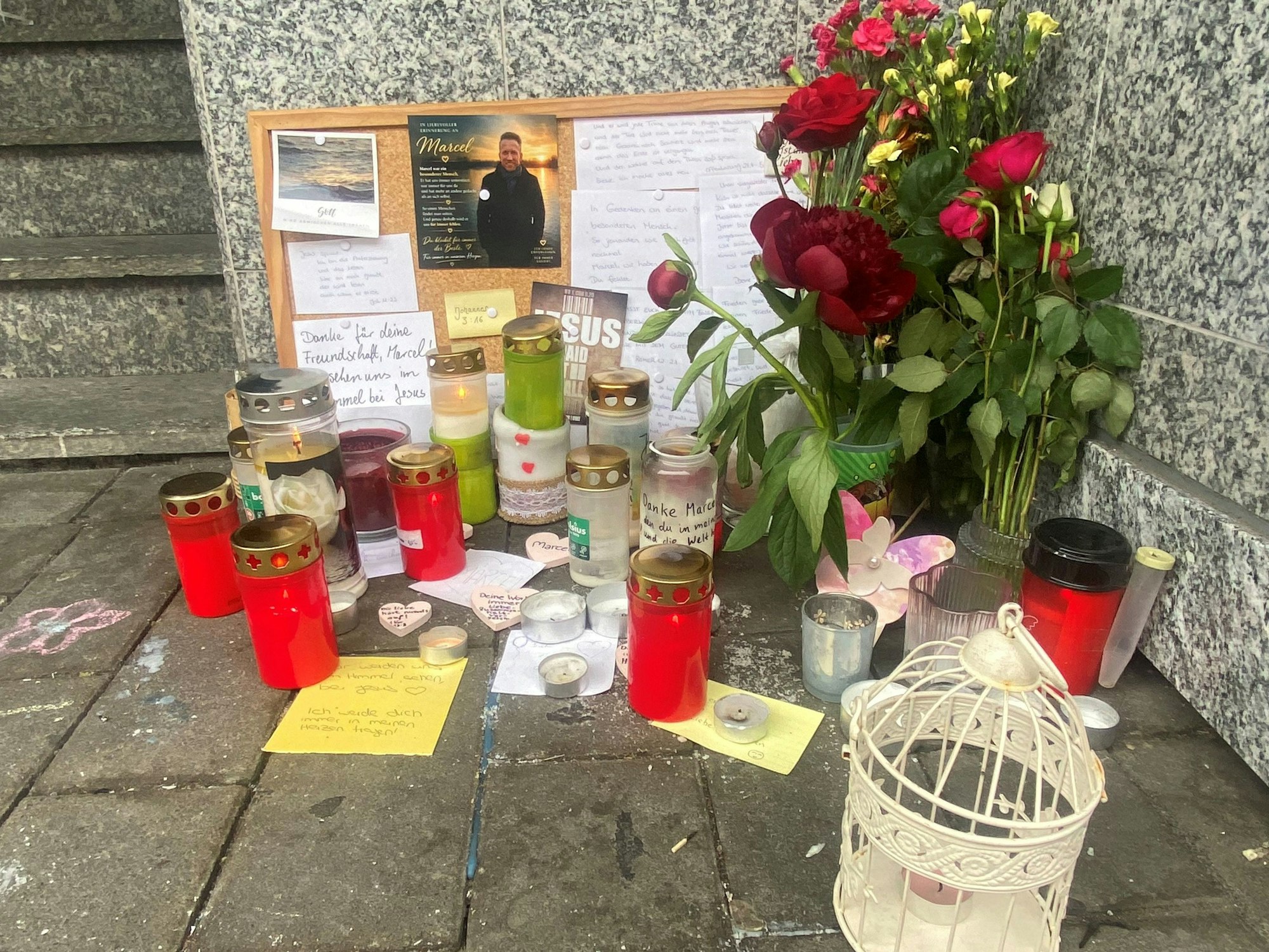 Blumen und Kerzen und Beileidsbekundungen