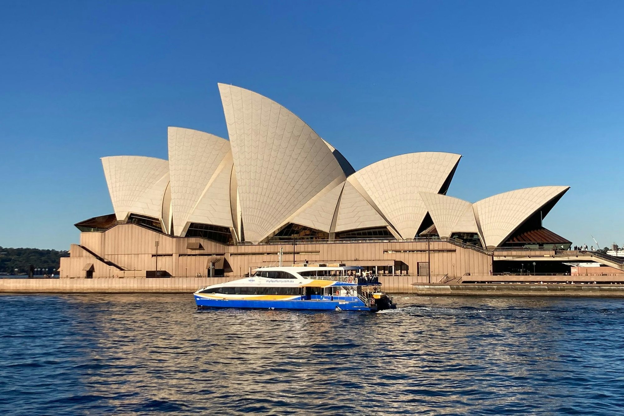 Fähre fährt vor dem Sydney Opera House