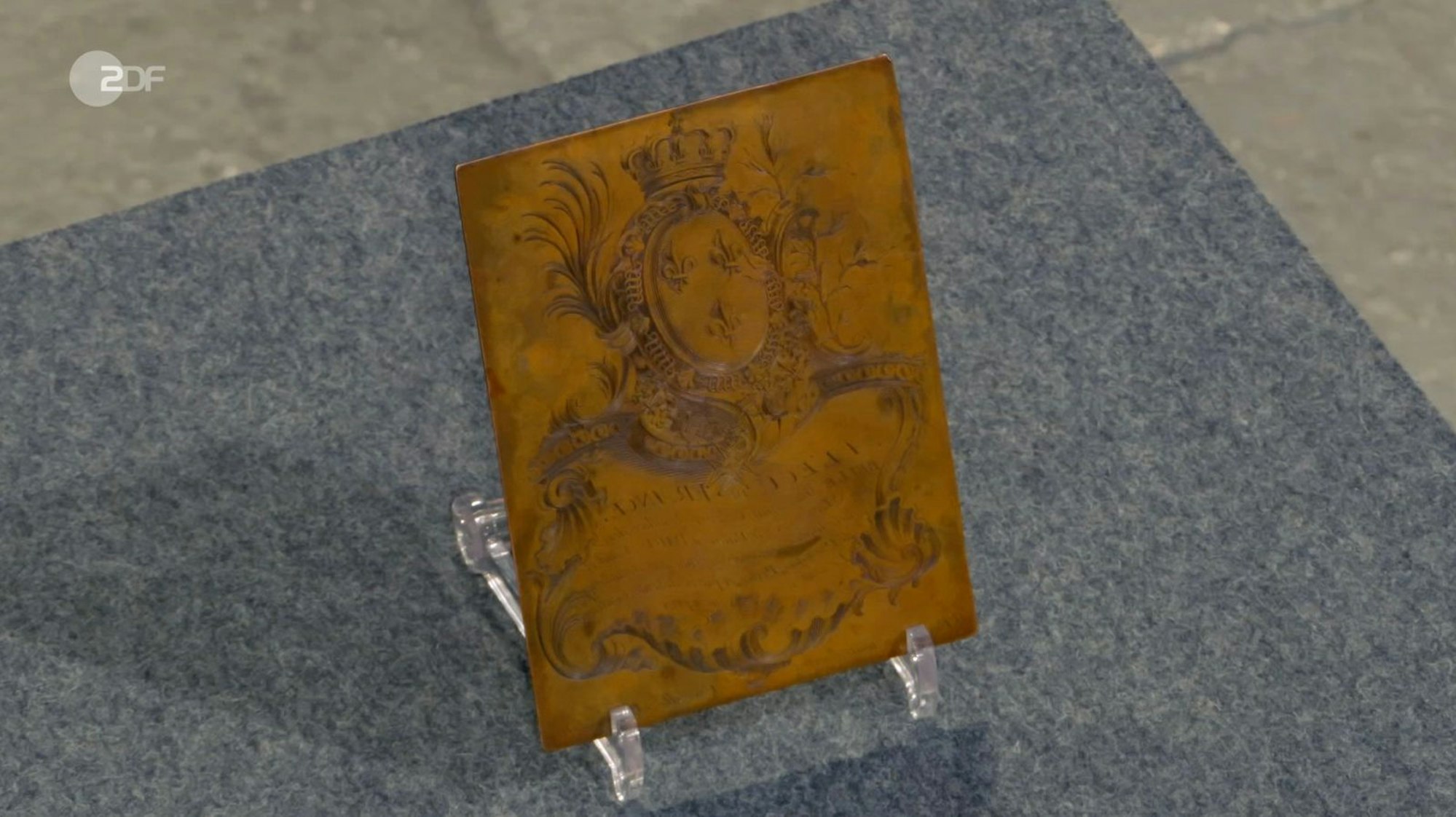 Eine Kupferdruckplatte als frühe Geschäftskarte eines bekannten Schmuck-Händlers aus Paris datierte Bianca Berding von 1750 bis 1785. Gewünscht wurden 100 Euro. Die Expertin taxierte aber 300 bis 500 Euro. Am Ende zahlte Jos van Katwijk 260 Euro. (Bild: ZDF)