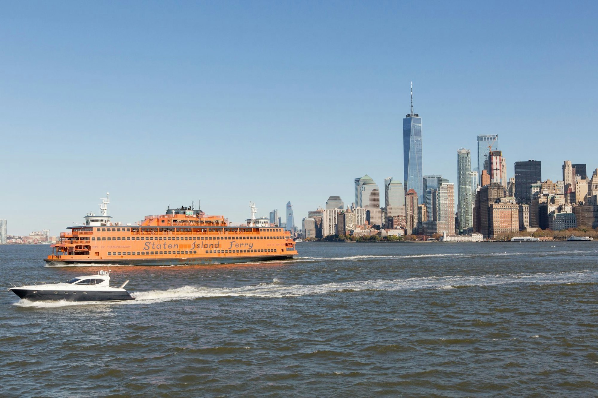 Staten Island Ferry vor der Skyline von New York City