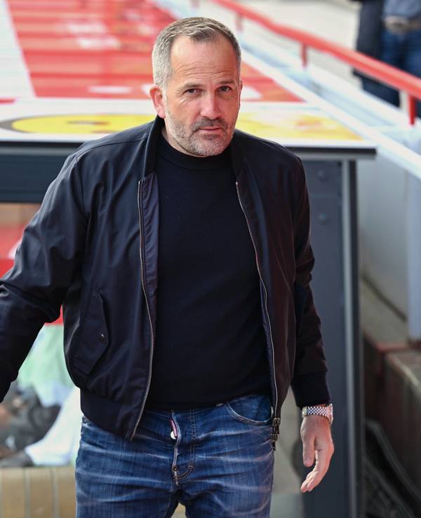 Bei einem Spiel des FC Augsburg geht Manuel Baum ins Stadion.