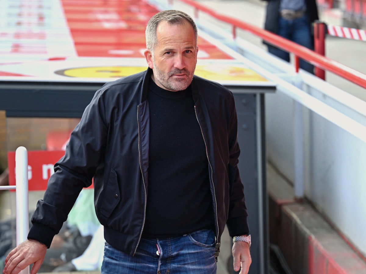 Bei einem Spiel des FC Augsburg geht Manuel Baum ins Stadion.