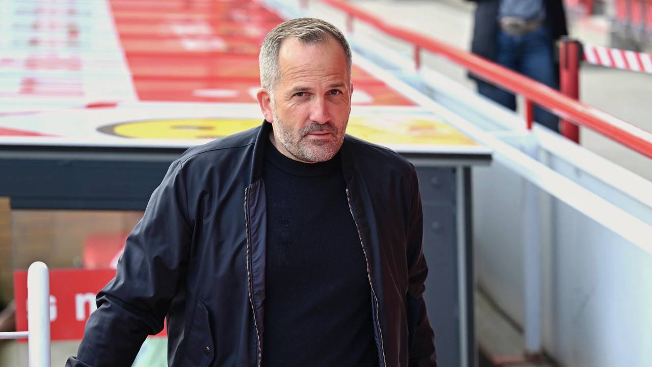 Bei einem Spiel des FC Augsburg geht Manuel Baum ins Stadion.