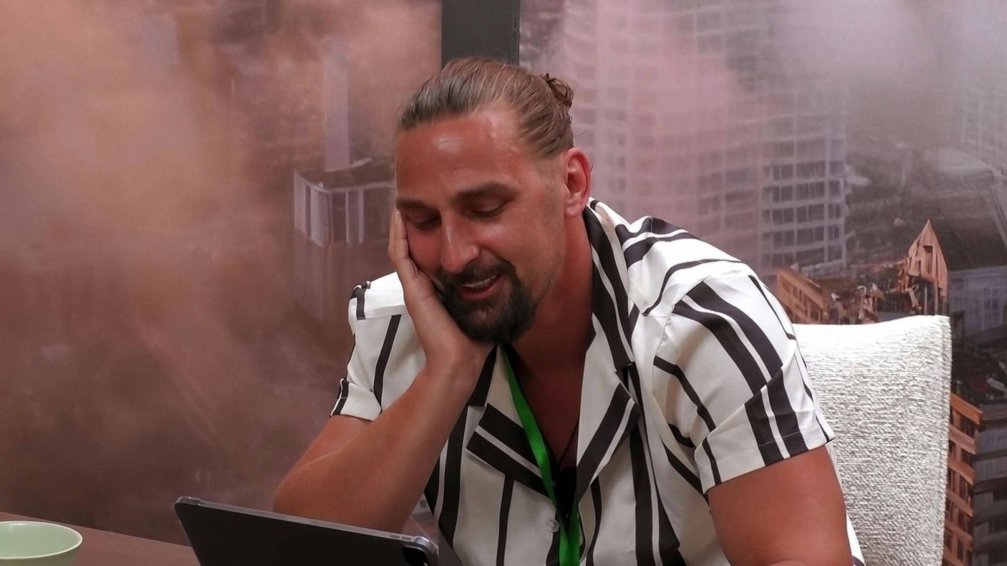 Plauderei mit daheim: Sandy Fähse nutzte fast alle Talkzeit im Video-Call - denn das wird ihm Safety bescheren - und jede Menge Stress mit den anderen. (Bild: RTLZWEI)