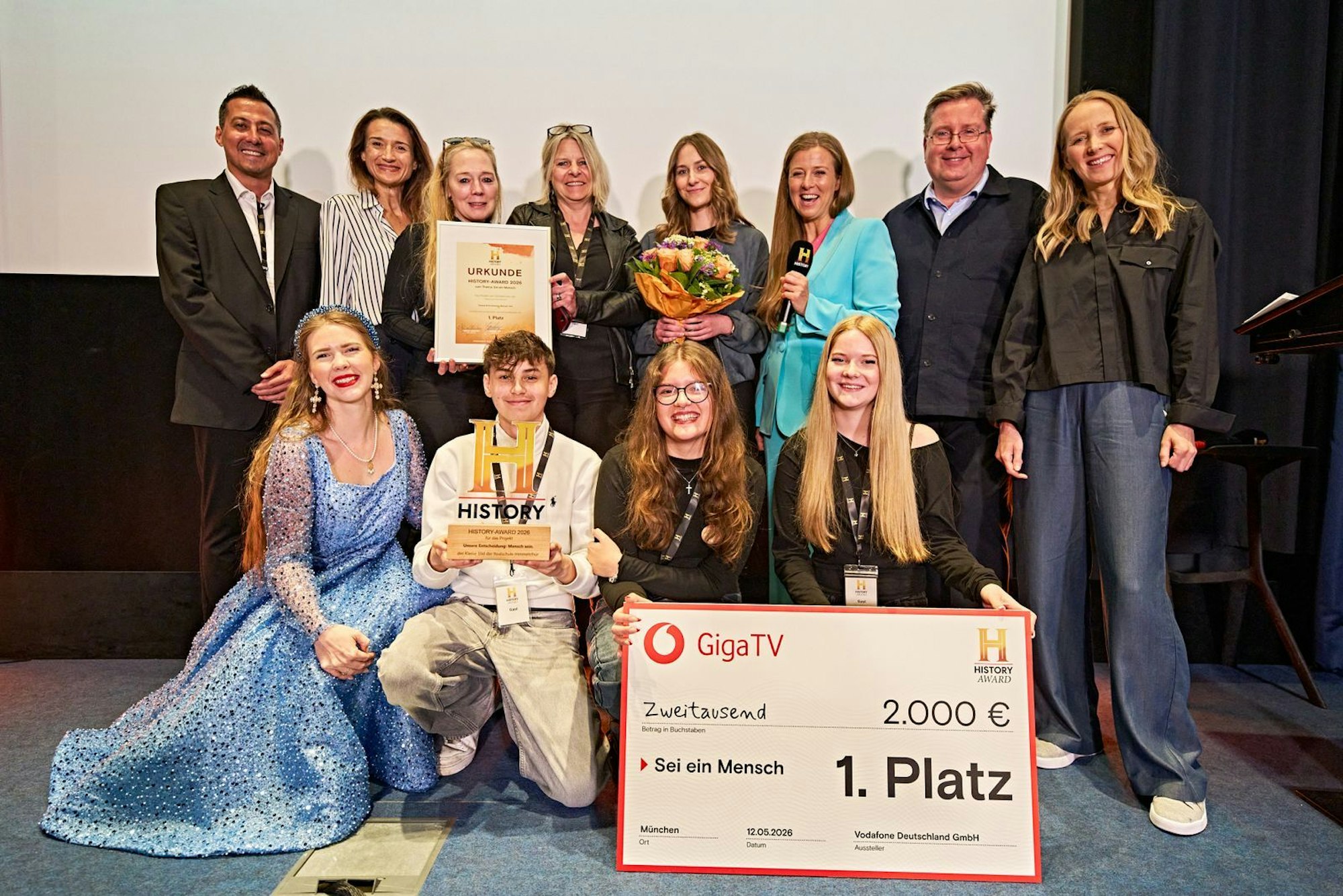 Gemeinsam mit Jury-Mitgliedern und Sponsoren überreichte „Miss History“ (vorne links) den History-Award an die Schülerinnen und Schüler der Realschule Himmelsthür in Hildesheim. (Bild: Gert Krautbauer / The History Channel)