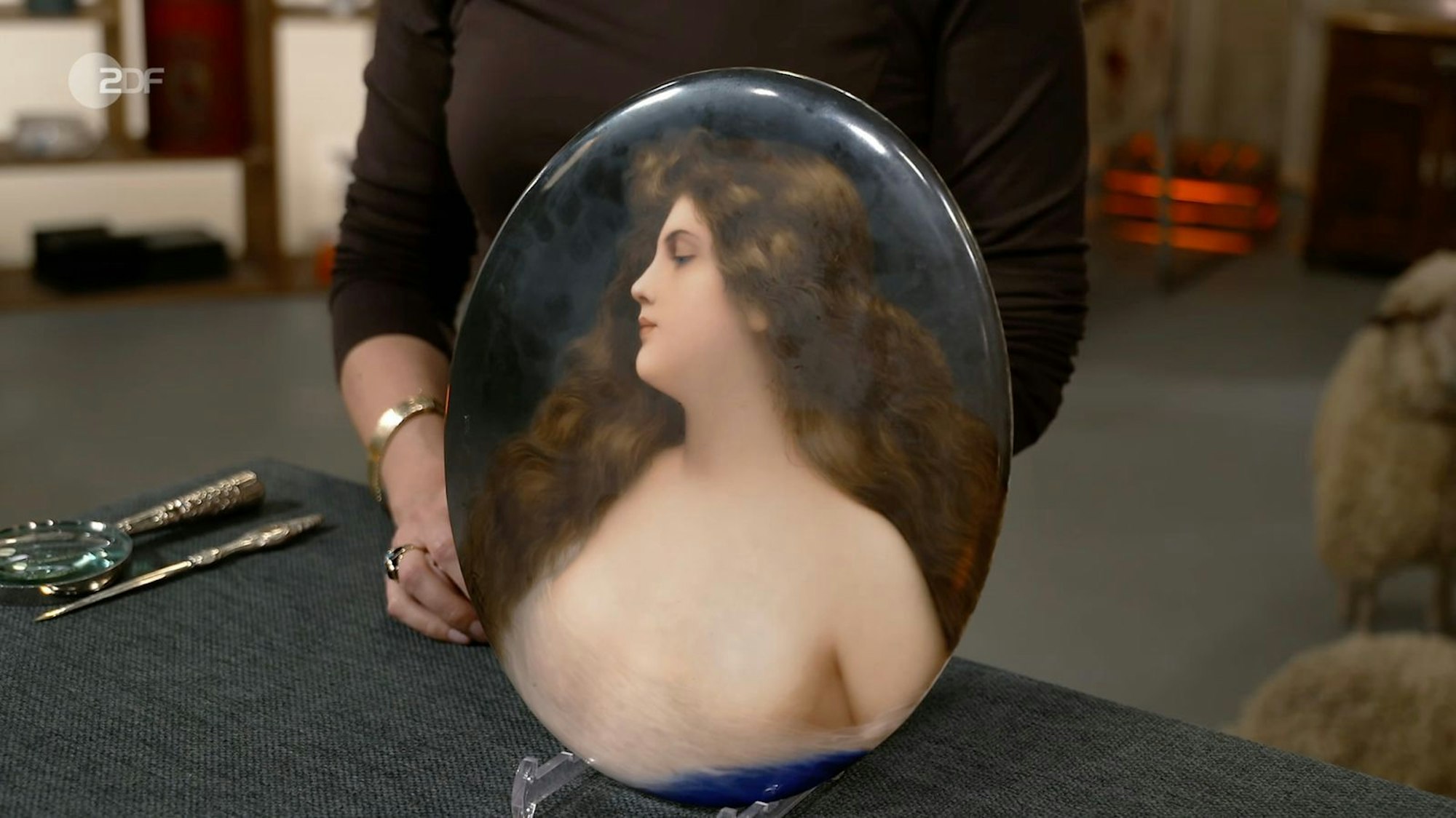 Als weiteres Objekt der Sendung wurde ein Porzellan-Bild des Malers Franz Wagner von Bianca Berding zwischen 1890 und 1918 datiert. Für das handbemalte Kunstwerk der Manufaktur in Berlin KPM wurden 800 bis 1.000 Euro gewünscht. Die Expertin schätzte nur 300 bis 400 Euro und Wolfgang Pauritsch zahlte 350 Euro.
(Bild: ZDF)