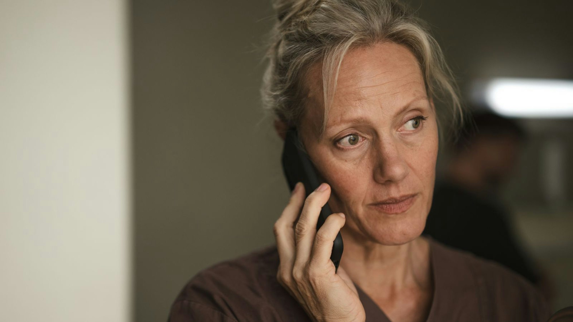Hebamme Anna (Anna Schudt) will in ihrem neuen Single-Leben mehr auf sich selbst und ihre Freiräume achten. Das bedeutet auch, nicht bei jedem Hilferuf ihrer erwachsenen Tochter gleich zu springen. (Bild: ZDF/Andrea Hansen)