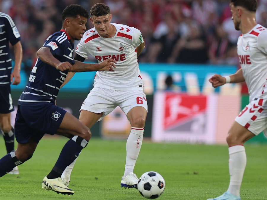 Duell um den Ball zwischen Eric Martel und Ransford Königsdörffer.