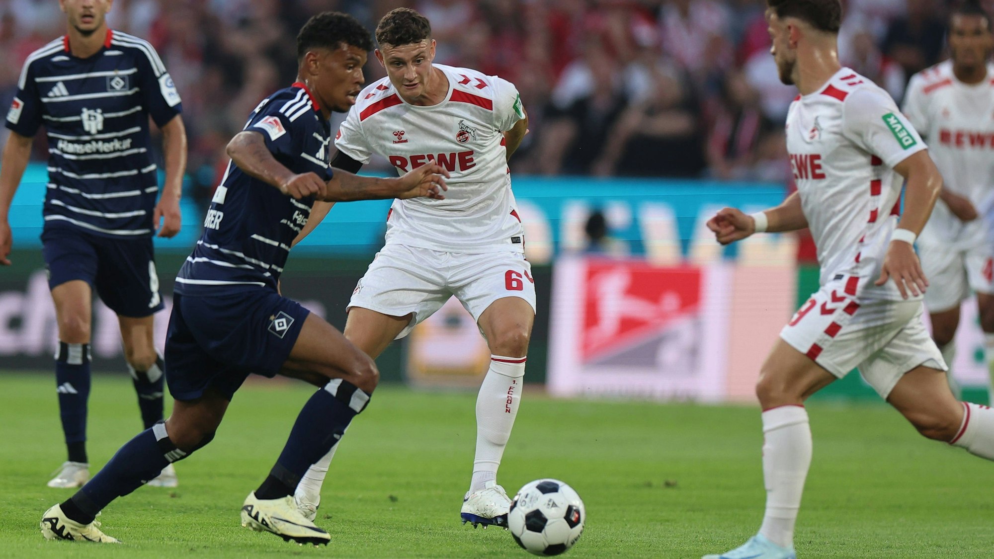 Duell um den Ball zwischen Eric Martel und Ransford Königsdörffer.