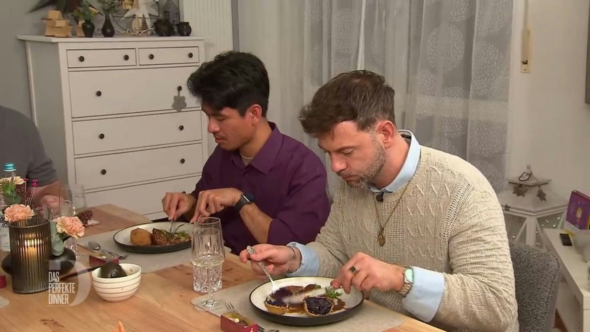 Der Hauptgang mit den kreativen Blaukraut-Knödeln begeistert Ragil (links) und Mathias schon rein optisch.
(Bild: RTL)