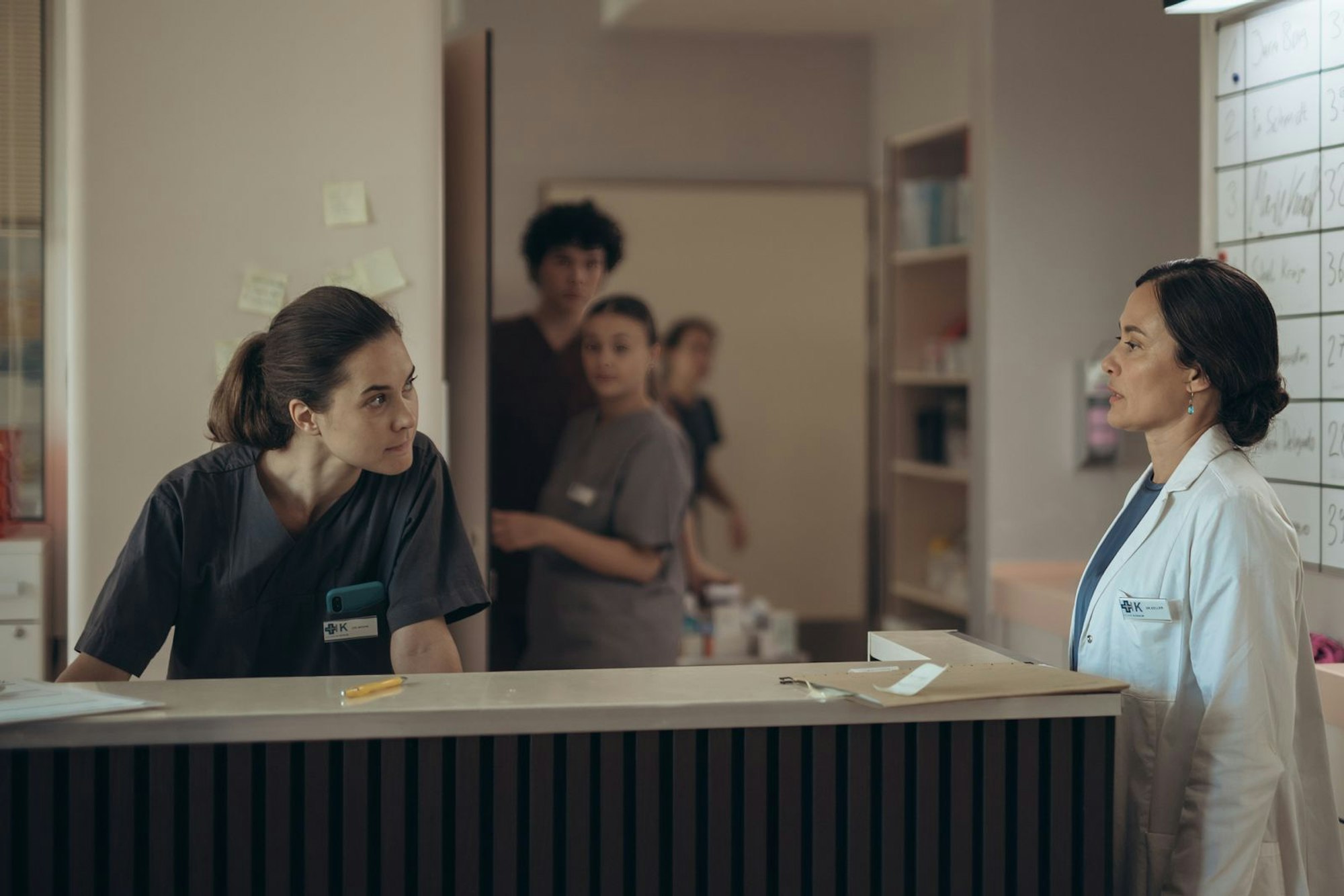 Chefärztin Dr. Keller (Idil Üner, rechts) beschließt nach ihrer überstandenen Krebserkrankung, kürzer zu treten, und hat einen Vorschlag für Dr. Charlotte Mohn (Katia Fellin), der eine große Chance für diese bedeutet. (Bild: ZDF/Andrea Hansen)