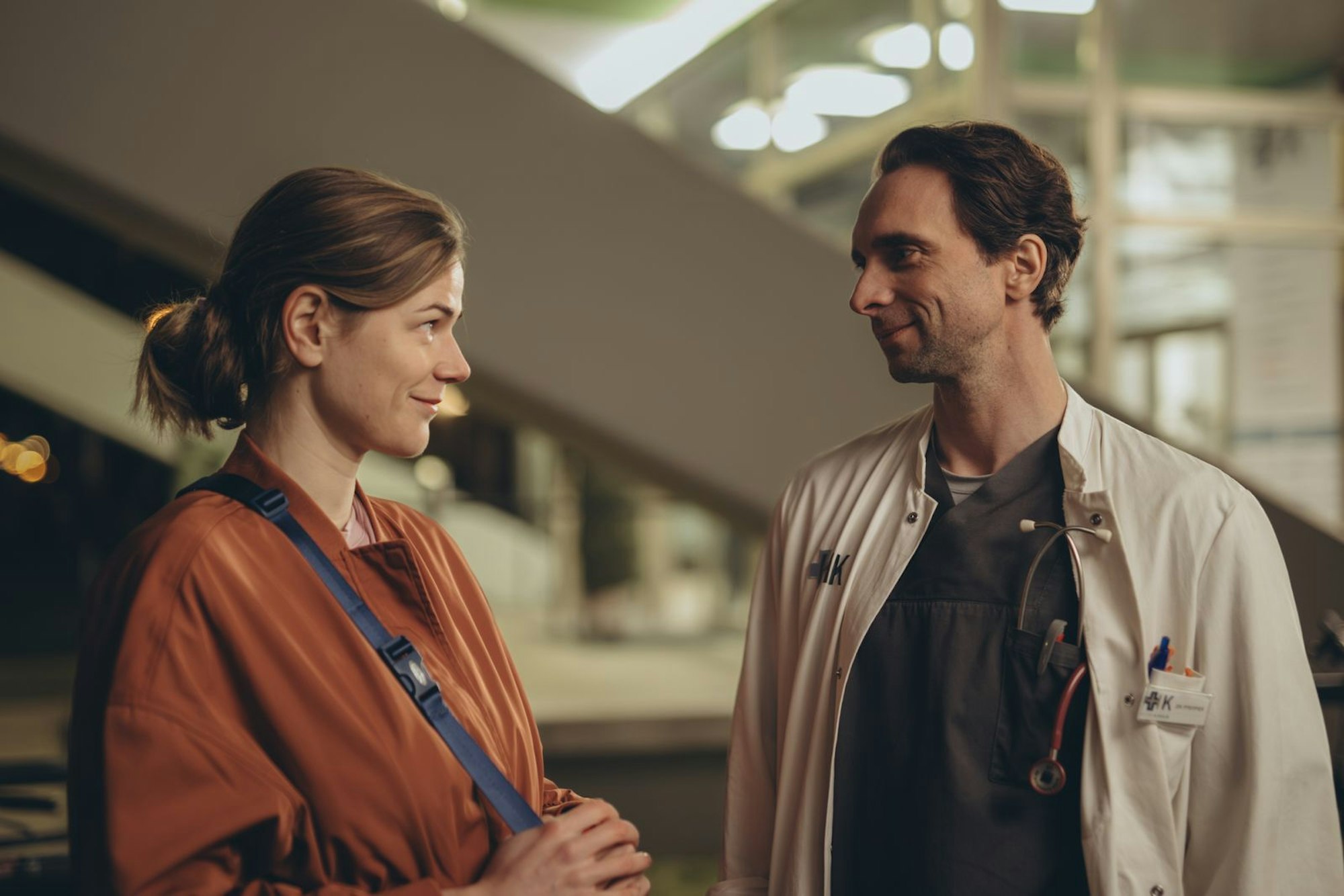 Das Ärztepaar Jan (André Kaczmarczyk) und Fritzi (Llewellyn Reichman) ist sich weiter uneinig beim Thema Kinder. Ist ihre Liebe stark genug, um dennoch zusammenzubleiben? (Bild: ZDF/Andrea Hansen)