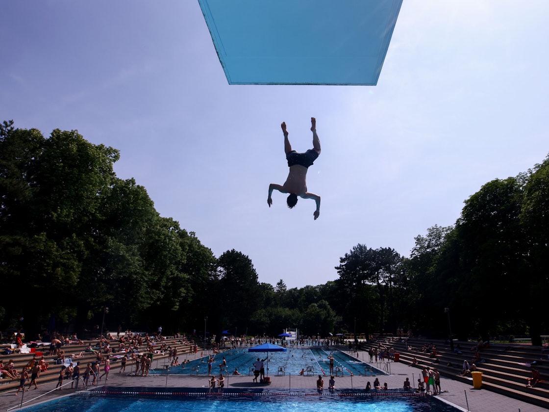 Ein junger Mann springt im Kölner Stadionbad vom 10-Meter-Turm.