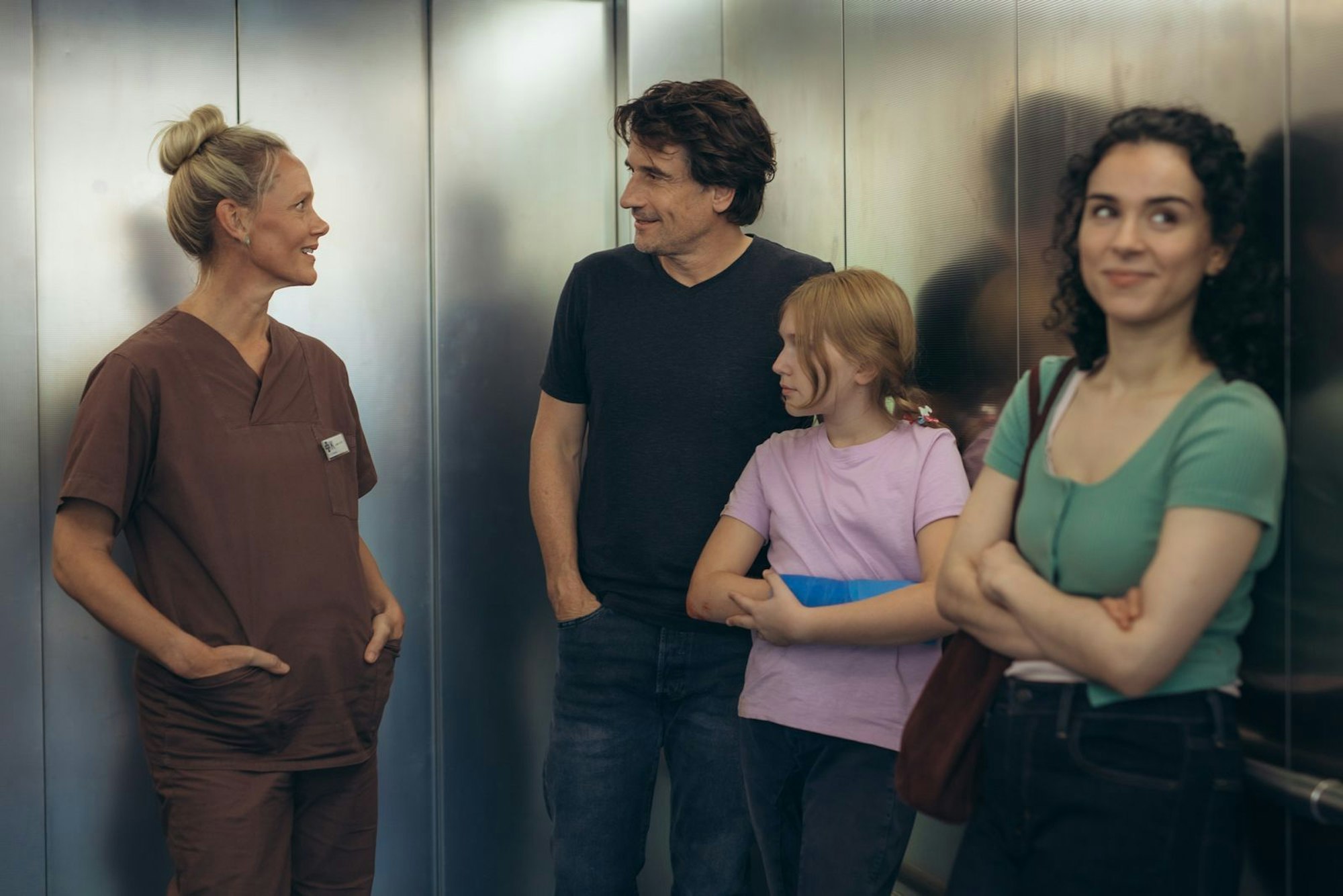 Im Krankenhaus trifft Anna (Anna Schudt) überraschend wieder auf Anton (Oliver Mommsen), den Bruder eines Klienten, der ein Auge auf sie geworfen hat. Im Gegensatz zu Anna erkennt ihre Kollegin Nalan (Mariam Hage, rechts) das sofort. (Bild: ZDF/Andrea Hansen)