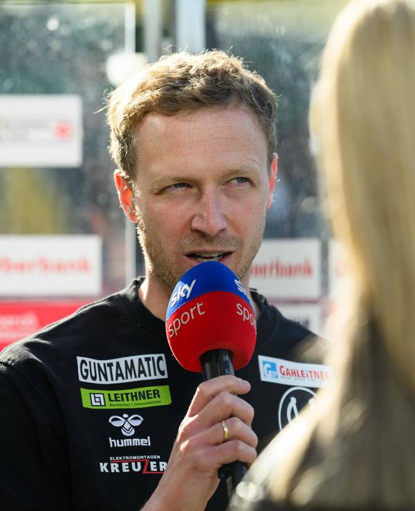 Maximilian Senft gibt Sky ein Interview.