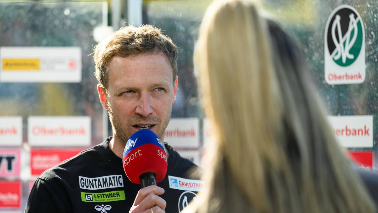 Maximilian Senft gibt Sky ein Interview.