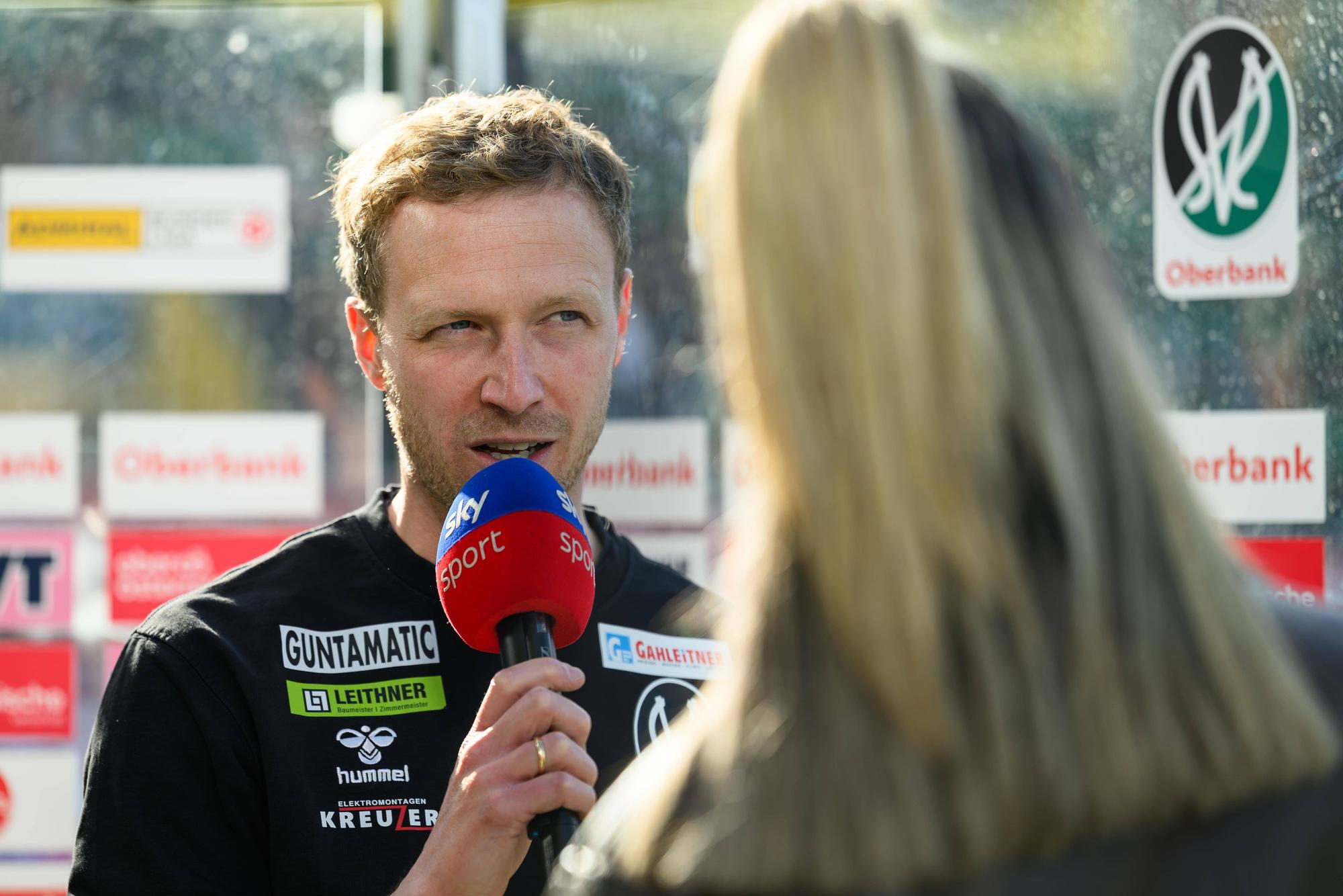 Maximilian Senft gibt Sky ein Interview.