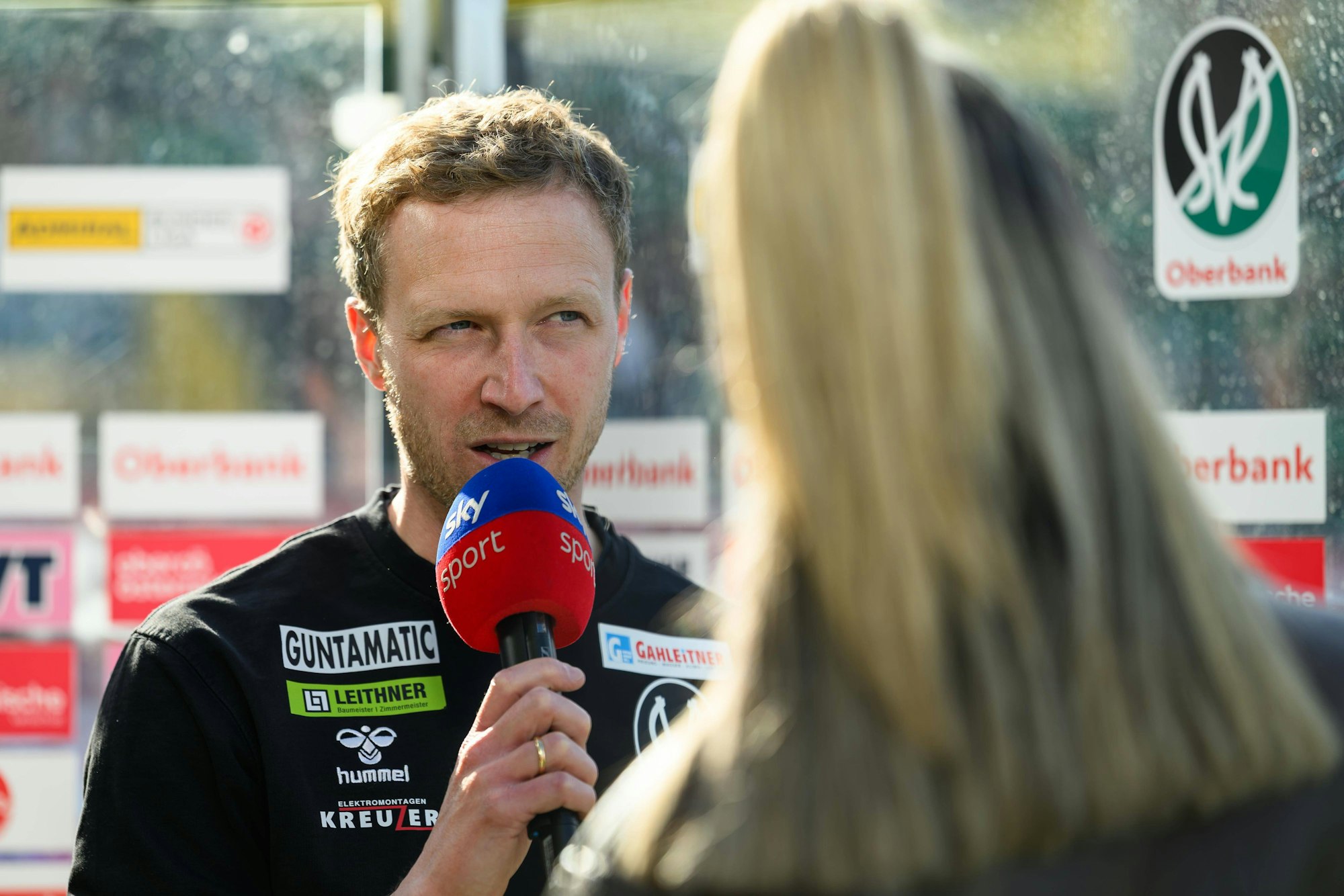 Maximilian Senft gibt Sky ein Interview.