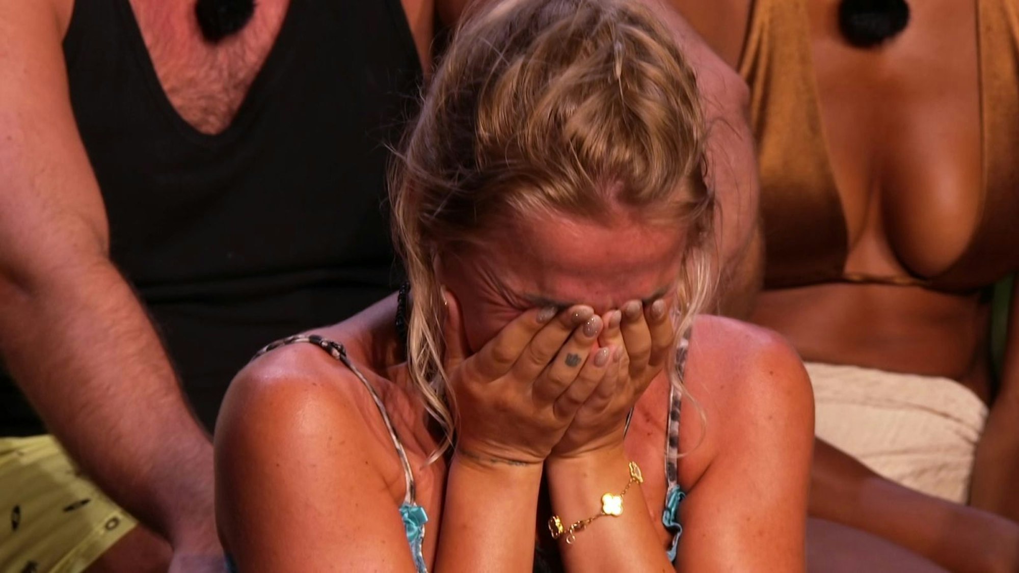 Das Ende vom leidvollen Lied: Emmy Russ schied aus und war am Boden zerstört. „Ich bin traurig. Das war ein Griff ins Klo.“ (Bild: RTLZWEI)