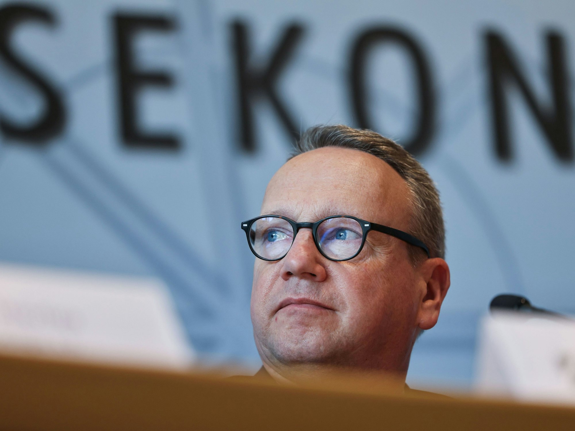 Benjamin Limbach, Justizminister (Grüne), hat im Rechtsausschuss des NRW-Landtags über die Ermittlungen zum JVA-Skandal in Euskirchen berichtet.