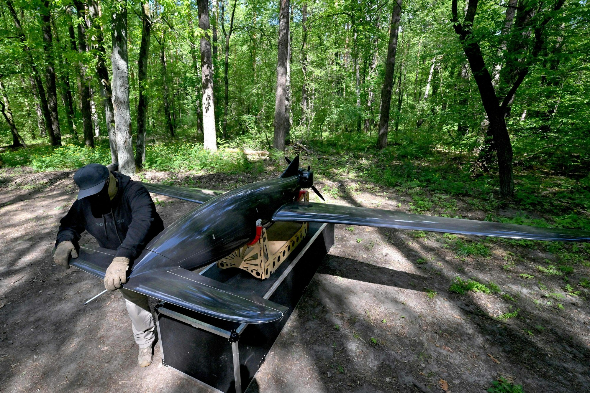 Ein ukrainischer Soldaten bei der Arbeit an einer „Bober“- oder „Beaver“-Drohne, die für Tiefenangriffe auf russischem Gebiet eingesetzt wird.