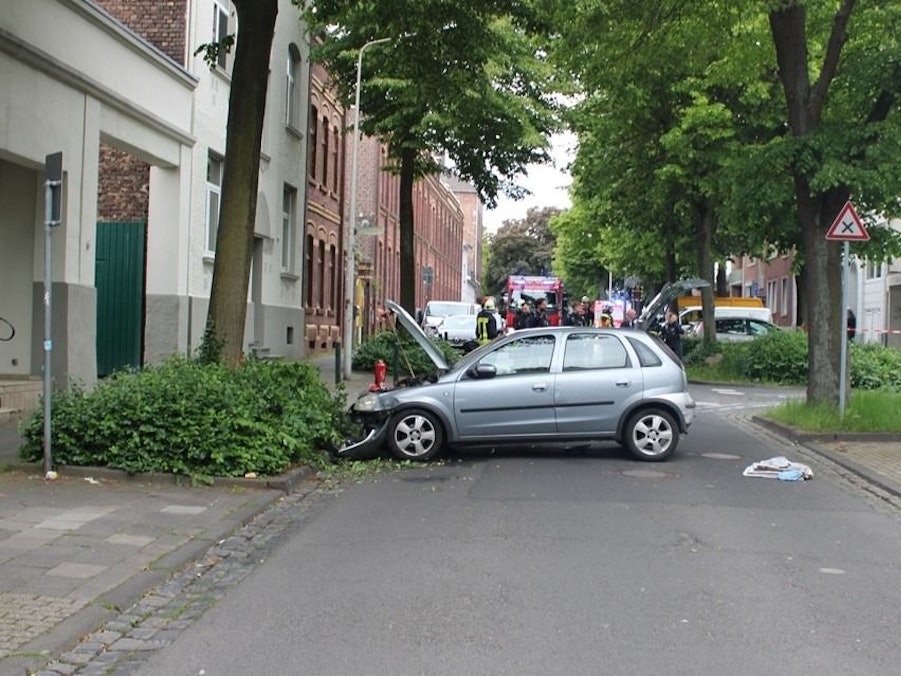 Unfall in Düren: Auto prallt gegen Baum.