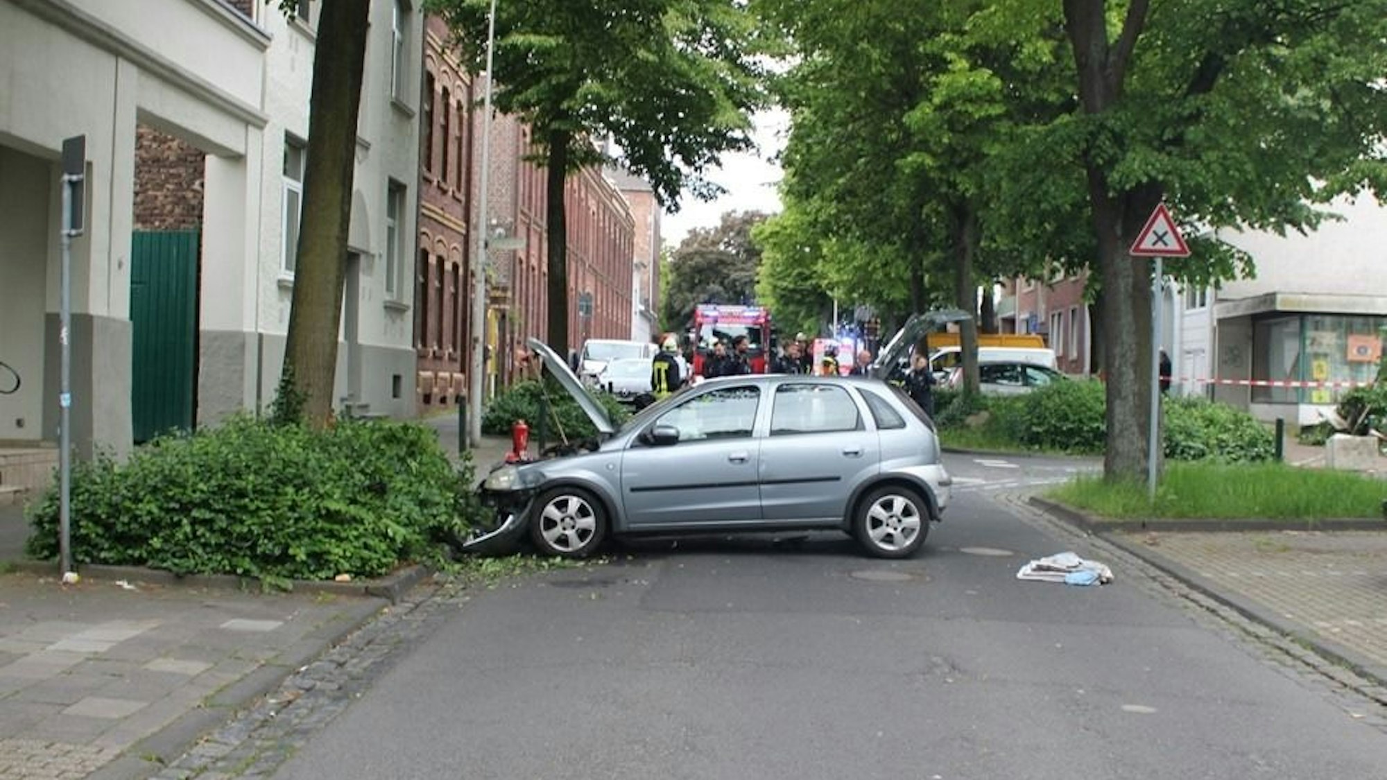 Unfall in Düren: Auto prallt gegen Baum.