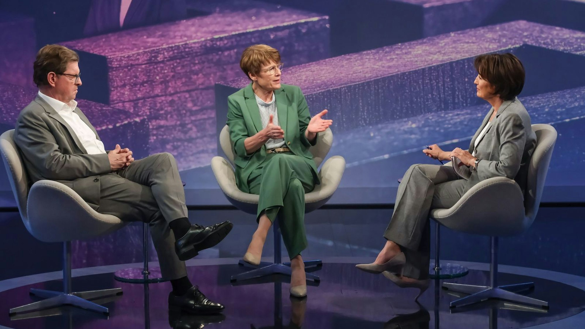 Ralf Steger und Veronika Grimm (Mitte) diskutierten bei Sandra Maischberger über notwendige Reformen. (Bild: WDR / Oliver Ziebe)