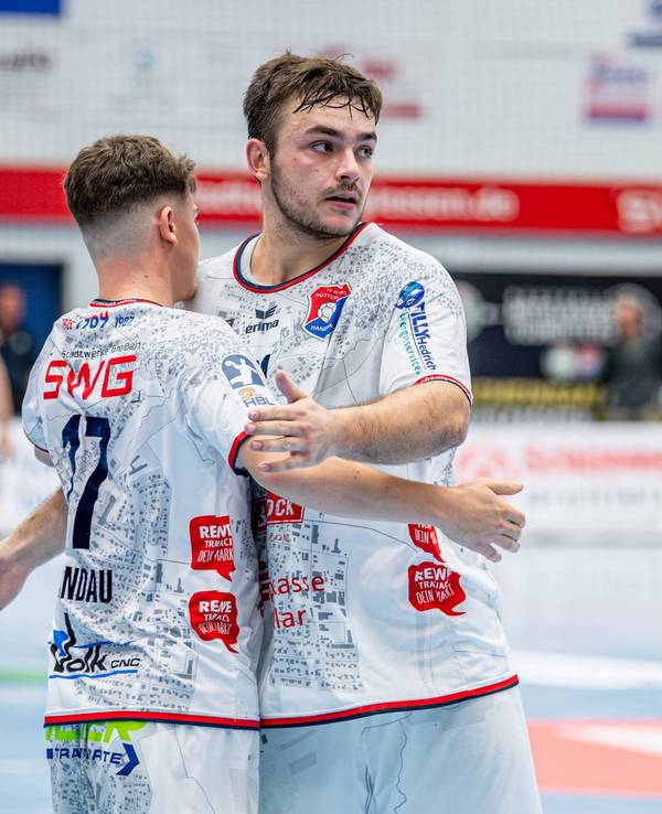 Zweitliga-Handballer Lasse Ohl beim Jubel mit einem Teamkollegen.
