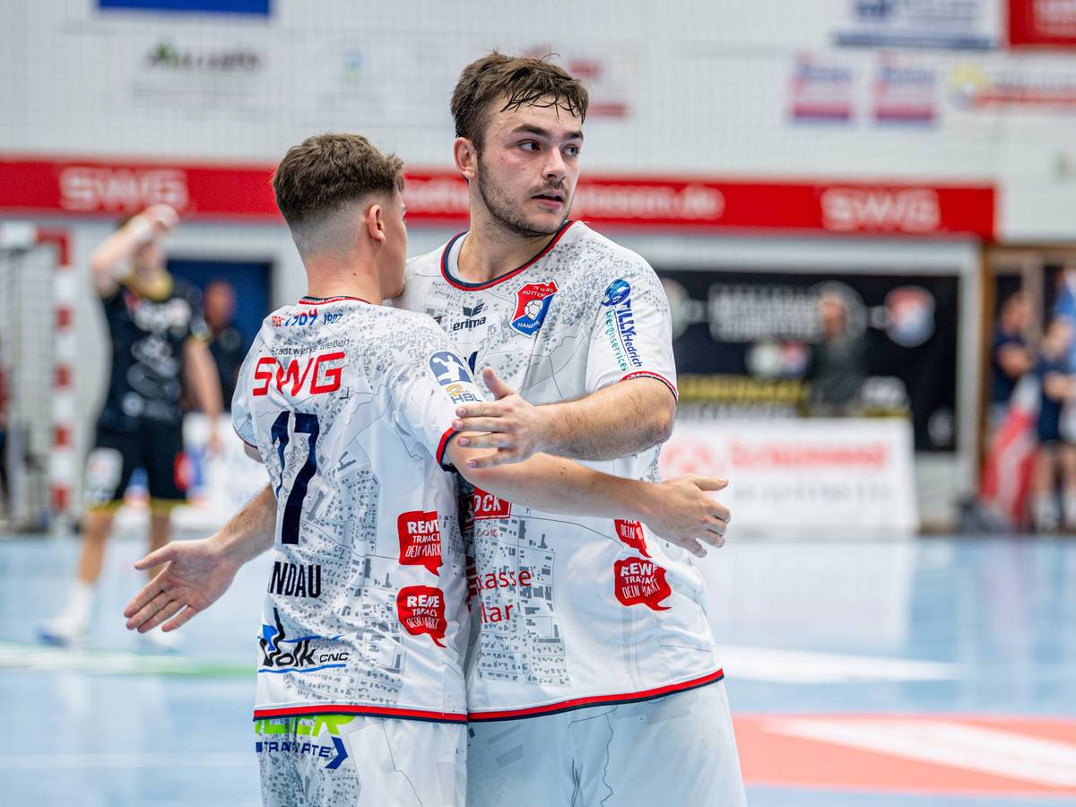 Zweitliga-Handballer Lasse Ohl beim Jubel mit einem Teamkollegen.