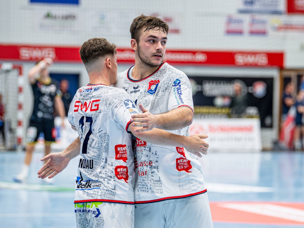 Zweitliga-Handballer Lasse Ohl beim Jubel mit einem Teamkollegen.