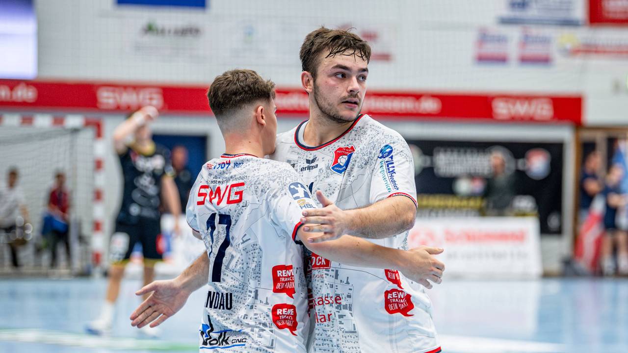 Zweitliga-Handballer Lasse Ohl beim Jubel mit einem Teamkollegen.