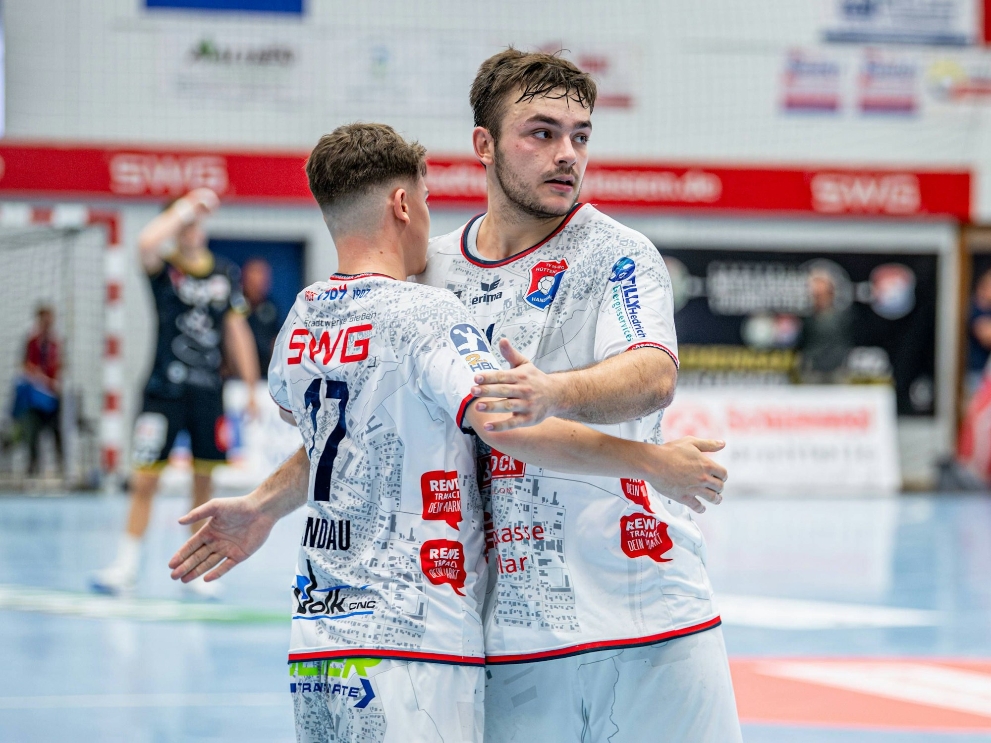 Zweitliga-Handballer Lasse Ohl beim Jubel mit einem Teamkollegen.