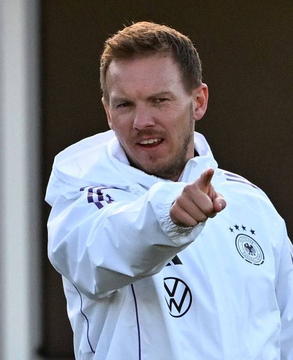 Julian Nagelsmann zeigt etwas auf dem Trainingsplatz.