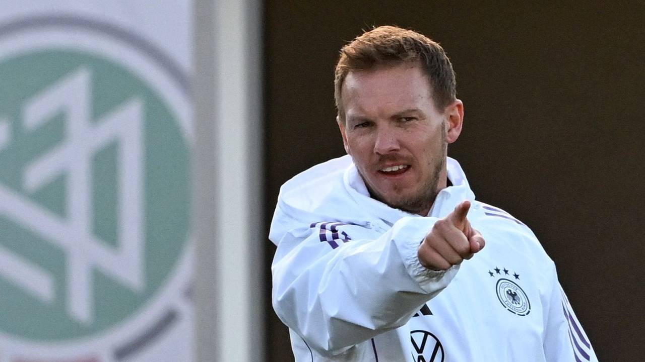 Julian Nagelsmann zeigt etwas auf dem Trainingsplatz.