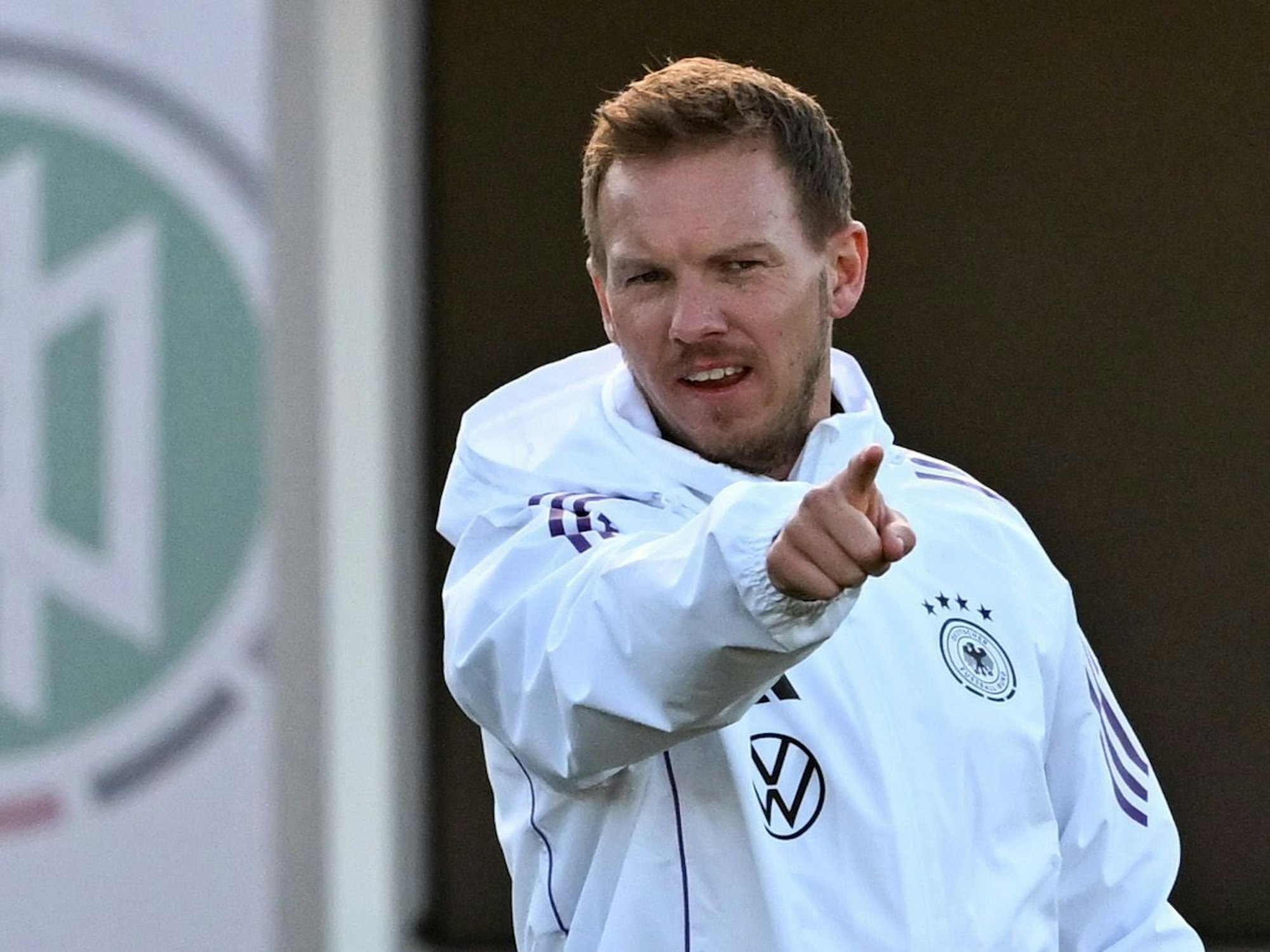 Julian Nagelsmann zeigt etwas auf dem Trainingsplatz.