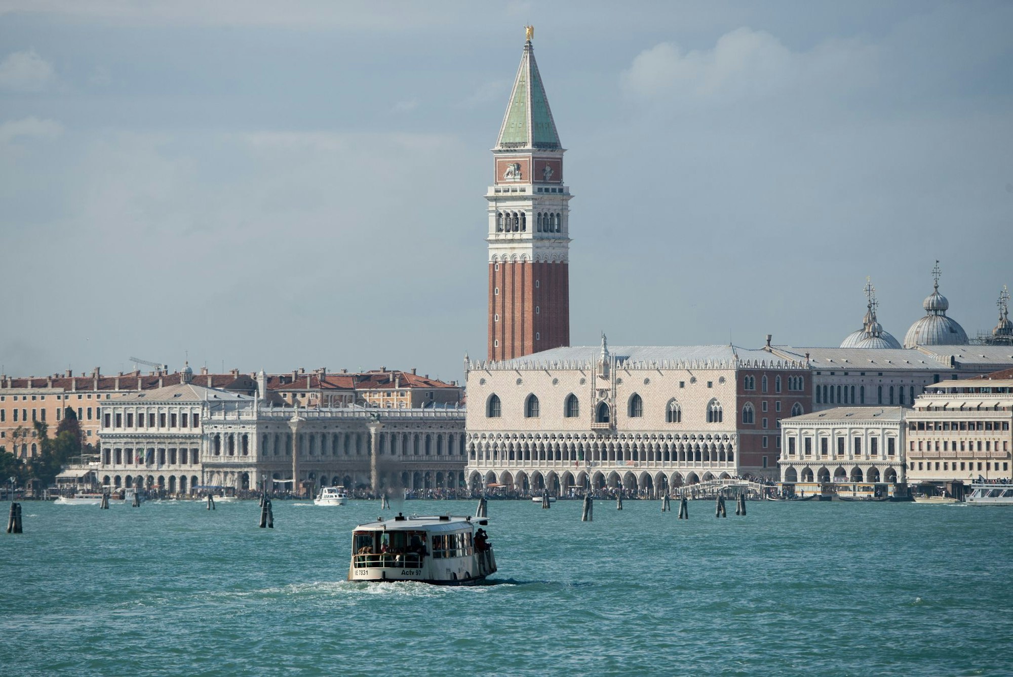 Vaporetto fährt in der Lagune von Venedig