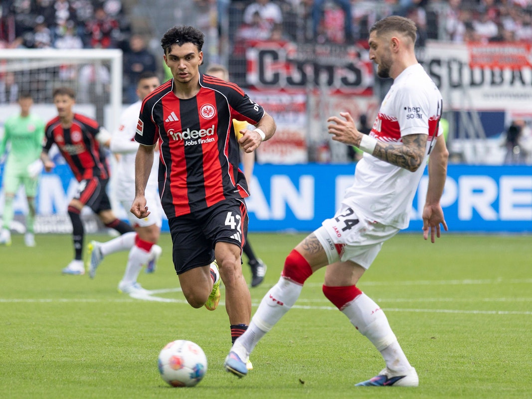 Jeff Chabot passt den Ball und wird von Can Uzun gestört.