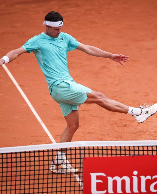 Frust-Szene bei Daniel Altmaier: Der Tennisschläger fliegt auf die Tribüne.