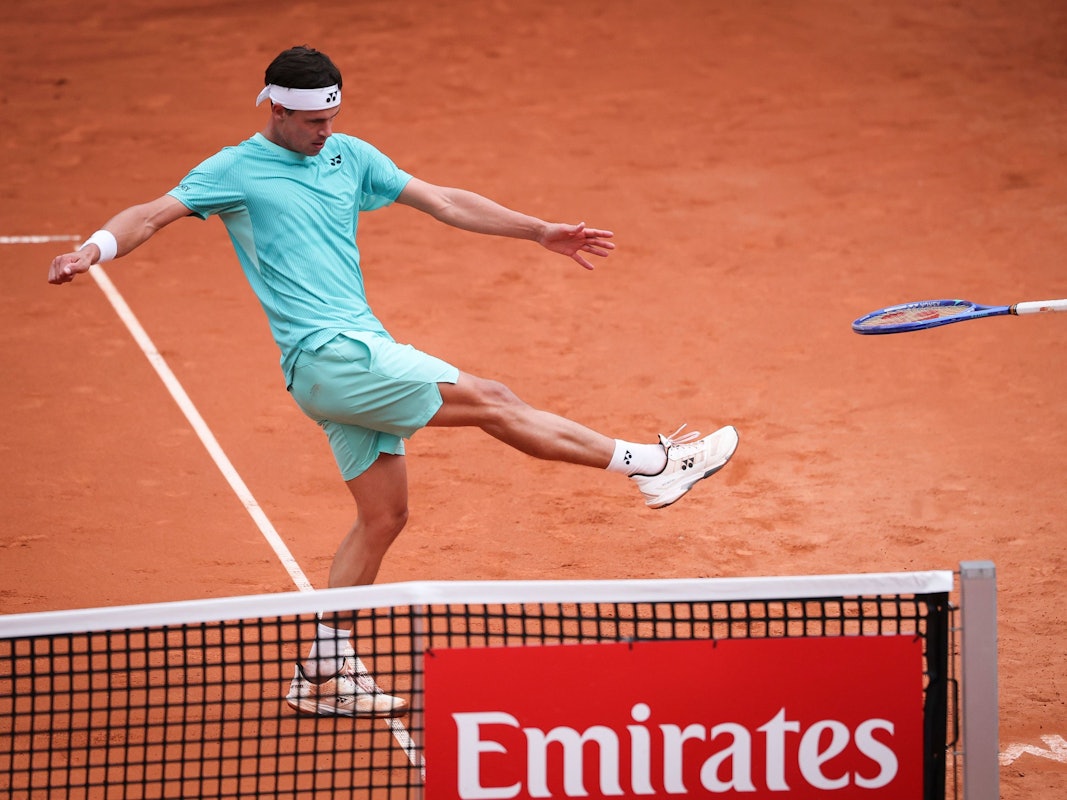 Frust-Szene bei Daniel Altmaier: Der Tennisschläger fliegt auf die Tribüne.