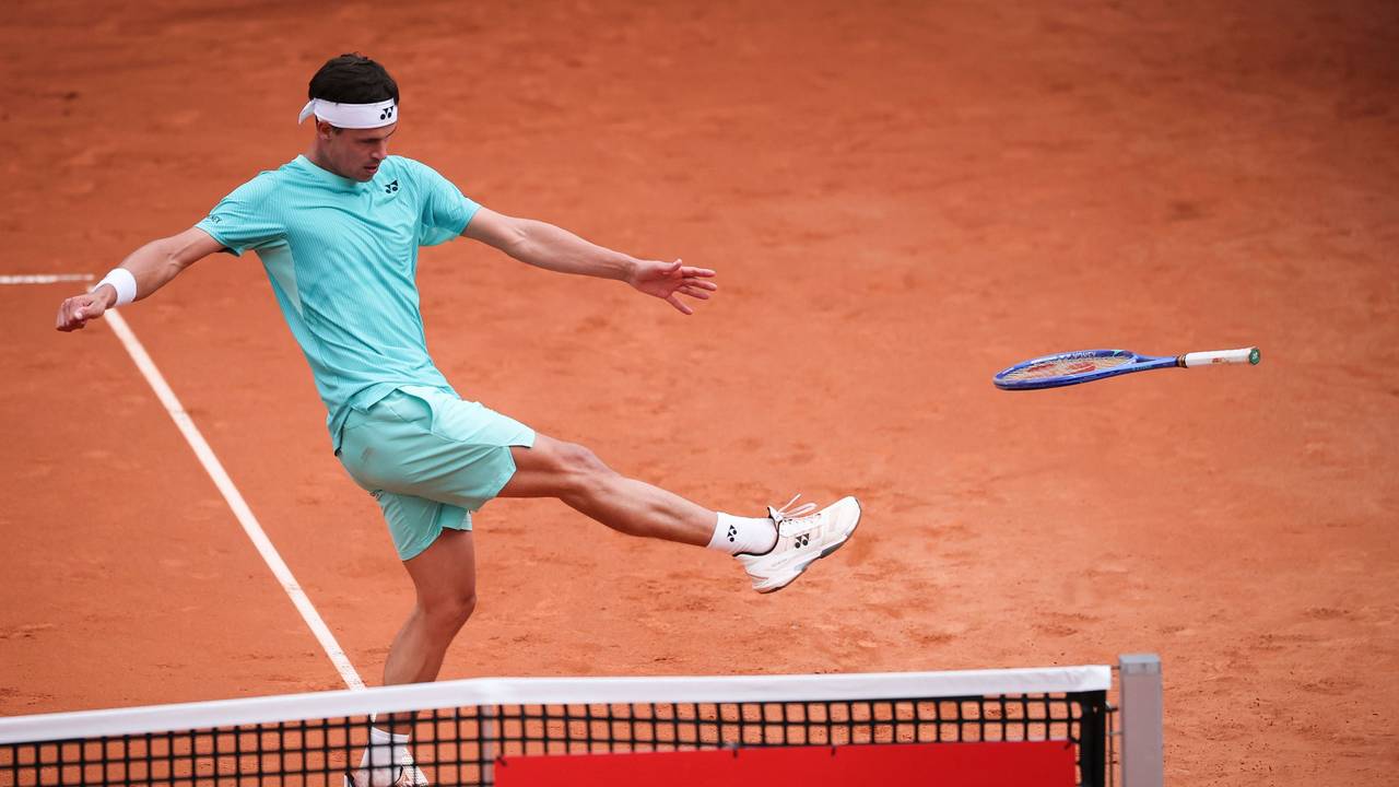 Frust-Szene bei Daniel Altmaier: Der Tennisschläger fliegt auf die Tribüne.